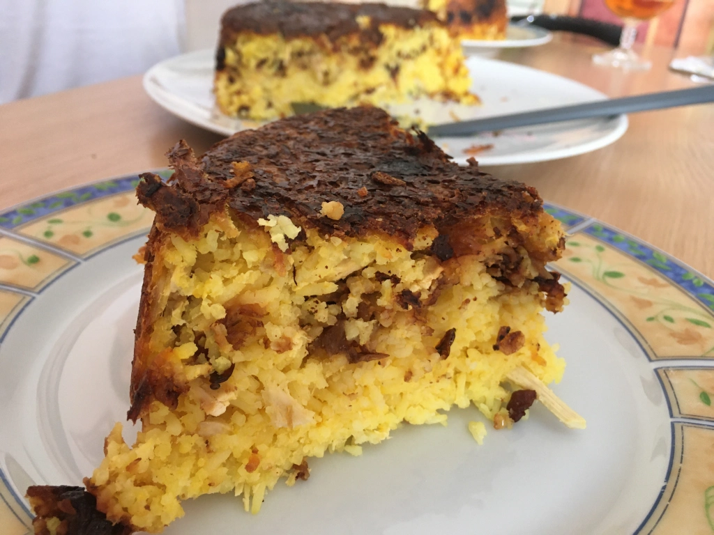 Tahchin – perski tort ryżowy z kurczakiem